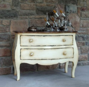 mała komoda w stylu shabby chic